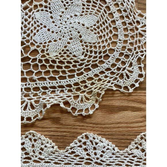 Vintage Embroidered Crocheted Table Runners And Matching Doily - Picture 7 of 8